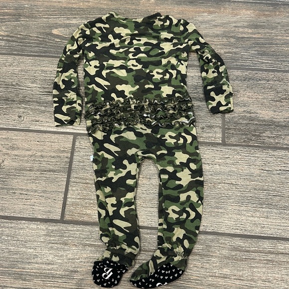 Posh Peanut “Camo” Ruffled Footie - Picture 4 of 4